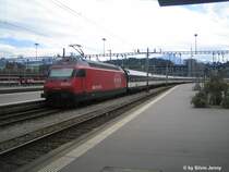 Re 460 048-2 ''Z�ri Wyland'' schiebt einen IC nach Genf-Flughafen am 13.8.08 aus dem Bahnhof Luzern.