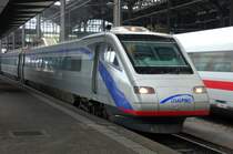 ... und so sieht er aus: Frisch aus dem Schweizer Dauerregen  dampft  sogar noch die Au�enhaut des Cisalpino ETR 470 der Trenitalia/SBB. Aufgenommen in den heiligen Hallen des Bahnhofes Basel-SBB am 12. August 2008.