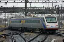 Hier ein weiterer CIS ETR 470 mit neuem Farbschema bei Ausfahrt Basel-SBB. Hier wird, wenn notwendig, das komplette Gleisvorfeld gequert. Ein sch�ner R�cken kann auch entz�cken... (12.08.2008)