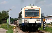 Nur sehr schwer f�llig beschleunigt der VT 125 am 29. Juli 2008 aus dem in einer Steigung liegenden Haltepunkt Oberachern Bindfadenfabrik.