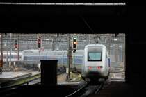 ... dem Dunkel entflohen: Nachschu� auf eine TGV-Doppeleinheit in Basel-SBB, unterwegs nach Paris, am 12. August 2008 aus ungew�hnlicher Perspektive...