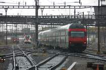 Dominanz: Ein Doppelstock-Intercity verl�sst Basel-SBB mit Ziel Genf. Gleich werden weitere Z�ge Basel am 12. August 2008 um die Mittagszeit erreichen...