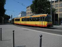 Die S2 gef�hrt vom GT8-80C 575 auf dem Karlsruher Bahnhofsvorplatz.