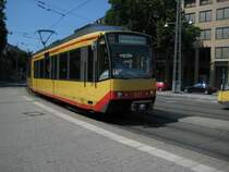 Auf dem Weg nach Karlsruhe Marktplatz f�hrt der Panorama GT8-100D S2M �ber den Bahnhofsvorplatz. 