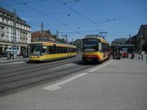 Stadt- und Strassenbahn auf dem Platz vor dem Hauptbahnhof in Karlsruhe: Auf der S41 der GT8-100D S2M 893, daneben der GT6-70D/N 246 mit der Linie 6 Richtung Rappenw�rth. 