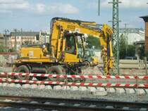 Liebherr Litronic 900 Zweiwege-Bagger, auch auf der Baustelle am Hbf Magdeburg, er f�hrt auf dem frisch verlegten zweiten Gleis. Von den urspr�nglich drei Gleisen ist erst eins f�r den G�terverkehr in diesem Bereich fertig gestellt. 17.08.08