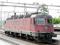SBB - Re 6/6 11616 mit Grosser Beule im Dach auf der Stirnseite am warten im Bahnhof von Thun am 24.05.2008