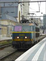 Eine ziemlich schmutzige SNCB E-Lok 2003 hat am 17.08.08 den EC 91  Vauban  von Br�ssel nach Luxemburg gebracht und f�hrt nun zum Abstellgleis. (Jeanny)