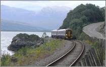Es braucht schon eine geh�rige Portion Gl�ck, wenn man auf einen der vier t�glichen Z�ge nach Kyle of Lochalsh trifft. Dank der kurvenreichen Strecke entlang des Loch Carron bei Stromeferry, war ich sogar in der Lage den Zug mit dem Auto zweimal wieder einzuholen, trotz der Berg- und Talfahrt auf der Strasse. 158 721 zuckelt gem�tlich dem Meeresarm entlang Richtung Kyle. (06.08.2008)