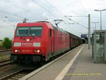 Kurz nachdem 185 154 durch gefahren war, tauchte auch schon 185 277 mit ihrem G�terzug auf. Fotografiert am 18.08.08 bei der Durchfahrt in Bitterfeld.
