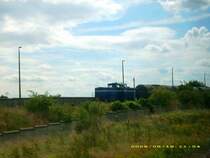 Eine V 100 der InfraLeuna dr�ckt am 18.08.08 einen Kesselwagenzug aus den Leuna-Werken in Richtung Rbf Gro�korbetha. Fotografiert aus dem fahrenden Zug.