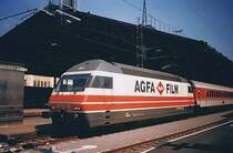Re 460 015-1 mit EC Mont-Blanc in Lausanne 1995. Die Re 460 015-1 war die erste Werbelok und f�r mich ein der sch�nsten �berhaupt.
(gescanntes Foot)