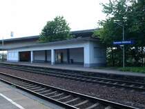 Die weniger sch�ne Seite vom Bahnhof Karlsruhe-M�hlburg am 16. August 2008. Auf dem Bahnsteig geht es Richtung Karlsruhe Hauptbahnhof.