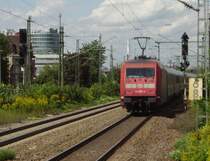 101 057-8 schiebt den IC 2298 Salzburg Hbf - Frankfurt(Main)Hbf durch Stuttgart-Untert�rkheim. 18.08.08