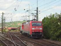 152 097-2 f�hrt zusammen mit 294 609-3 und einem kurzen G�terzug durch Stuttgart-Untert�rkheim in Richtung Plochingen. 18.08.08