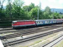 Eine 1044 mit einem internationelen EC Zagreb-M�nchen bei der Ausfahrt der Verbindungsschleife Villach West- Villach Hbf. Am 06.08.08