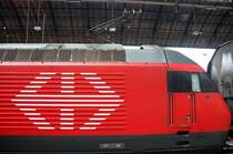 Wer hats  gefunden ? (Das besondere an der Lok?)... 
Die Norweger... 
erkennbar an dem kleinen Elch unter dem ausklappbaren Spiegel. 460 055 und Schwester 066 kamen 1994 f�r ein halbes Jahr in den Probebetrieb nach Norwegen. 055 wurde  Lillehammer , 066  Finse  getauft. Als optischer  Gag  wurde der Elch aufgeklebt. Besonderheiten der 2 Maschinen:

Die Lokomotiven sind f�r eine externe Speisung der Lokomotivheizanlage auf der Ortsnetzbasis von 400 V mit 50 Hz eingerichtet. Deshalb ist eine Parkstellung mit abgesenktem B�gel m�glich.

Als Komforteinrichtung besitzen die Lokomotiven im klimatisierten F�hrerstand einen K�hlschrank, sowie eine Herdplatte zum Kaffeekochen.

Erw�hnenswerte Besonderheit ist das Jagdgewehr, das sich auf allen (norwegischen) Lokomotiven in einem abschlie�baren Schrank befindet, um im Fall eines Wildunfalls (mit Elchen), das betroffene verletzte Tier erl�sen zu k�nnen. 

Beschafft wurden schlie�lich 22 Maschinen eingereiht als El 18.

