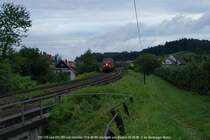 Nach einer kurzen Pause kam dann das n�chste Russen-Paar den Hoyerberg hinuntergerumpelt: 232 173 und 232 352 (schon letztes Jahr im Umleiter-Verkehr t�tig) rollen mit dem Umleiter CFN 45190 Lindau-Reutin entgegen.
20.08.08