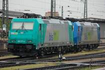185 577-4 und 185 525-3, lackiert in den neuesten Farbschemata der BLS Cargo, warten auf die n�chste Leistung in Basel-Bad. (12. August 2008)