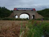 Ein Dieseltriebwagen der Baureihe 5047 �berquerte am 20. August 2008 bei bedecktem Himmel das Viadukt von Bernhardsthal (N�).