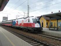 Am 20. August 2008 f�hrt die anl�sslich der Fu�ball-EM f�r Tschechien werbende 1216 226-1 durch die Bahnhaltestelle Bernhardsthal.