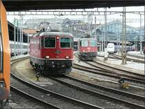 Hochbetrieb am 04.08.08 im Bahnhof von Basel! Bei den beiden Re 4/4 II fallen die unterschiedlichen Fronten auf: w�hrend die Lok rechts im Bild das �bliche Schweizer Wappen tr�gt, hat die 11133 das Logo der SBB an der Front. (Hans)