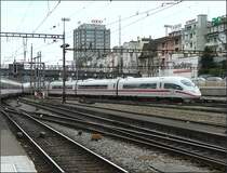 Hier handelt es sich nicht um eine Spiegelung, sondern um eine Paralleleinfahrt und wenn man genau hinschaut sogar um eine Dreifacheinfahrt in den Bahnhof Basel SBB am 04.08.08. (Jeanny) 