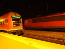 An einer abgestellten RB vorbei rauscht eine 155er mit einem gemischten G�terzug. Gesehen in Halle Hbf, am Bahnsteig 3/4.
Halle, der 28.8.08