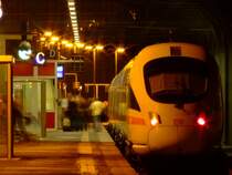 Mit 40 Minuten Versp�tung traf ICE 1647 auf Gleis 4 im Hbf zu Halle ein. Nach kurzem Wechsel der Passagiere gings weiter nach Leipzig, allerdings Rtg. Norden.
Wei� einer wo der den Bogen nach Leipzig macht???

Halle, der 29.8.08
