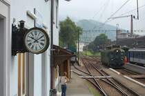 In Balsthal scheint die Zeit stehen geblieben zu sein! Das Bahnhofsgeb�ude wird noch von einer schmucken Bahnhofsuhr geziert und der antike BDe 4/4 1632 der OeBB tragen dazu bei! (Balsthal, 29.08.2008)