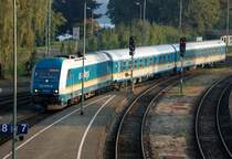 Kurz vor acht Uhr erreicht ein  Wochenend-ALEX  den Lindauer Inselbahnhof. Die feinen Licht- und Schattenspiele unterstreichen den fr�hen Morgencharakter... (30.08.2008)