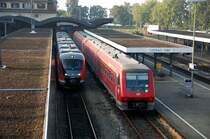 Diesel meets Diesel... 642 trifft 611... Am fr�hen Morgen kommt es zum Generationstreffen der VTs in Lindau. Knapp 10 Jahre j�nger ist der Desiro. Ob er designm��ig sch�ner ist, mag jeder f�r sich entscheiden... (30.08.2008).