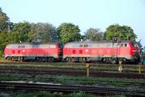 218 422-4 und 218 426-5 warten aufger�stet auf die Ankunft des Eurocitys aus der Schweiz. Auf der nicht mit Fahrdraht �berspannten Strecke nach M�nchen �ber Memmingen gew�hrleisten sie in Doppeltraktion das p�nktliche Ankommen. (Lindau, 30.08.2008)