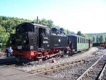 Blick aus dem J�hst�dter Lokschuppen auf den am Bahnsteig zur Abfahrt bereit stehenden Zug, 31.08.2008