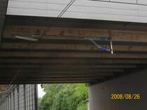 Ein neuer Ausleger f�r die Oberleitung im L�becker Hbf unter den Bahnsteigzug�ngen. L�beck 26.08.08.