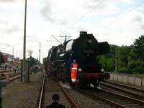 52 8047 hat am 30.08.08 einen Sonderzug aus Nossen gebracht und wird nun abgestellt. Mit dem Rangierer vorn sieht das Bild zwar etwas gew�hnungsbed�rftig, aber es war kein anderes Motiv m�glich.