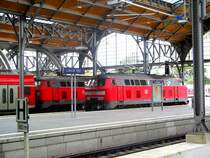 Doppelt h�lt besser! Zwei Loks der Baureihe 218 stehen im Bahnhof L�beck. Die eine wartet mit ihrem Doppelstockwendezug nach L�beck, w�hrend die andere auf dem Nachbargleis zum Stehen kommt. (29.8.08)