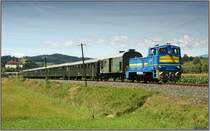 Diesellok 383.10 der NBiK f�hrt mit Sonderzug 19815 von St.Paul nach Lavam�nd und wieder retour.Im Hintergrund ist das Benediktinerstift zu sehen.
St.Paul 10.08.2008