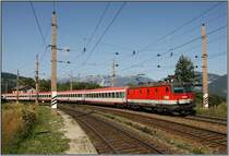 E-Lok 1044 084 f�hrt mit IC 555  SUPERFUND  von Wien S�d nach Graz.
Eichberg 31.08.2008