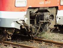 Der ziemlich besch�digte ET 420 371 am 07.08.2008 in Essen Hbf.