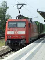 BR 152 015 zieht einen Hangartner Wechselbr�ckenzug durch Frankfurt am Main Stadion am 07.08.2008.