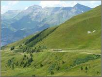 Ein Triebzug der WAB (Wengernalpbahn) hat die Kleine Scheidegg verlassen und f�hrt durch die sch�ne Landschaft der Jungfrauregion in Richtung Wengen am 30.07.08. (Jeanny)
