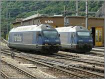 W�hrend Re 465 018-0 am 31.07.08 vor der BLS Remise abgestellt ist, kommt Re 465 007-3 im Bahnhof von Brig an, um sich vor einen G�terzug zu stellen. (Hans)