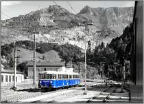 2 Uerdinger Schienenbusse 5081 562 + 564 fahren von Vordernberg Markt nach Eisenerz.Im Hintergrund sieht man die mächtigen Terassen des Erzberges.
Eisenerz 6.9.2008