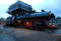 03 1010 unter dem Kohlebunker des SEM Chemnitz kurz vor Einbruch der Dunkelheit, 22.08.08