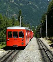 Zugbegegnung am 03.08.08 auf der Strecke Chamonix Mont Blanc - Montenvers Mer de Glace. Der Triebzug N� 56 des  Petit Train Rouge  beim Abstieg nach Chamonix Mont Blanc. (Hans)  