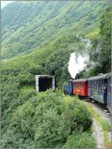 Die Dampflok  Furkahorn  der DFB n�hert sich mit ihrem Zug am 01.08.08 einem der beiden Senntumstaffeltunnels bei der Abfahrt nach Realp. (Jeanny) 