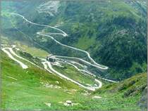 Der Bahnhof von Gletsch mit dem dort wartenden DFB Dampfzug fotografiert w�hrend der Abfahrt des Grimselpasses am 01.08.08. Den Verlauf der Furka Bergstrecke ab Gletsch kann man sehr gut erkennen. 01.08.08 (Jeanny)