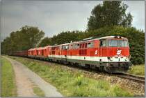 Leicht �bermotorisiert f�hrt der G�terzug 55554 von Bad St.Leonhard �ber den Obdacher Sattel nach Zeltweg.In Front 2143 045+062 und dahinter zwei 2016.
Zeltweg 12.09.2008