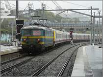 Da die Schienen am 12.09.08 morgens nass waren, mussten die Z�ge von Schubloks den  plan inclin�  zwischen L�ttich und Ans hochgedr�ckt werden. Hier schiebt der  Dinosaurier  2226 (BJ 1954) den IR nach Qui�vrain aus dem Bahnhof Li�ge Guillemins hinaus. (Jeanny)
